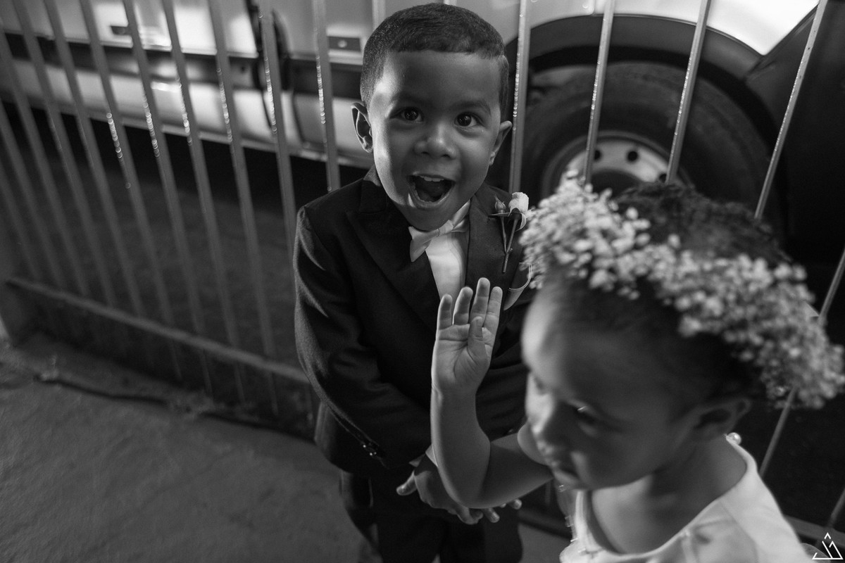 Jesscia Mendes Fotografia. daminha e pajem na porta da igreja.