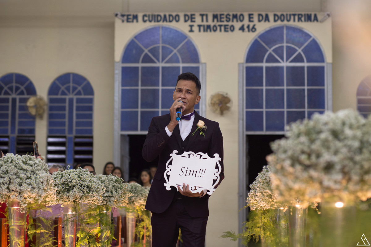 Jesscia Mendes Fotografia. noivo entrando com plaquinha do sim