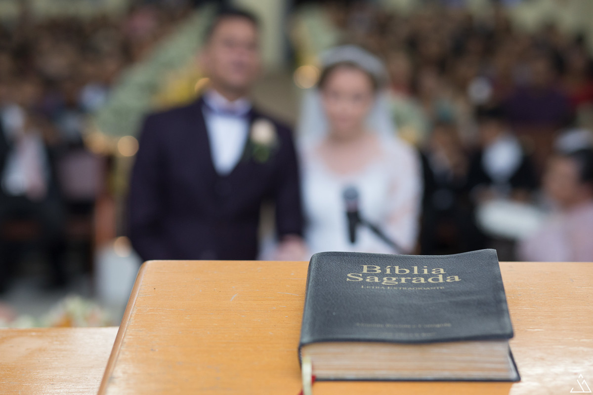 Jesscia Mendes Fotografia. bíblia e casal na cerimônia de casamento.