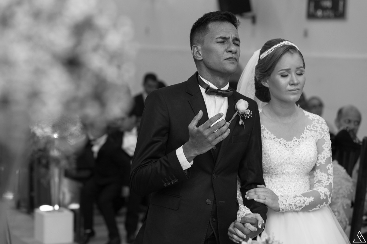 Jesscia Mendes Fotografia. casal orando na cerimônia de casamento