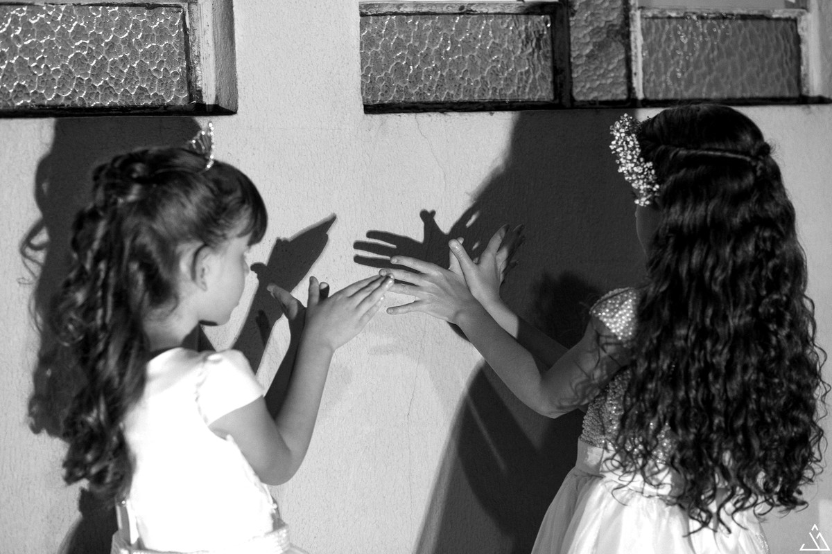 Jesscia Mendes Fotografia. daminhas de casamento brincando com sombras na parede.