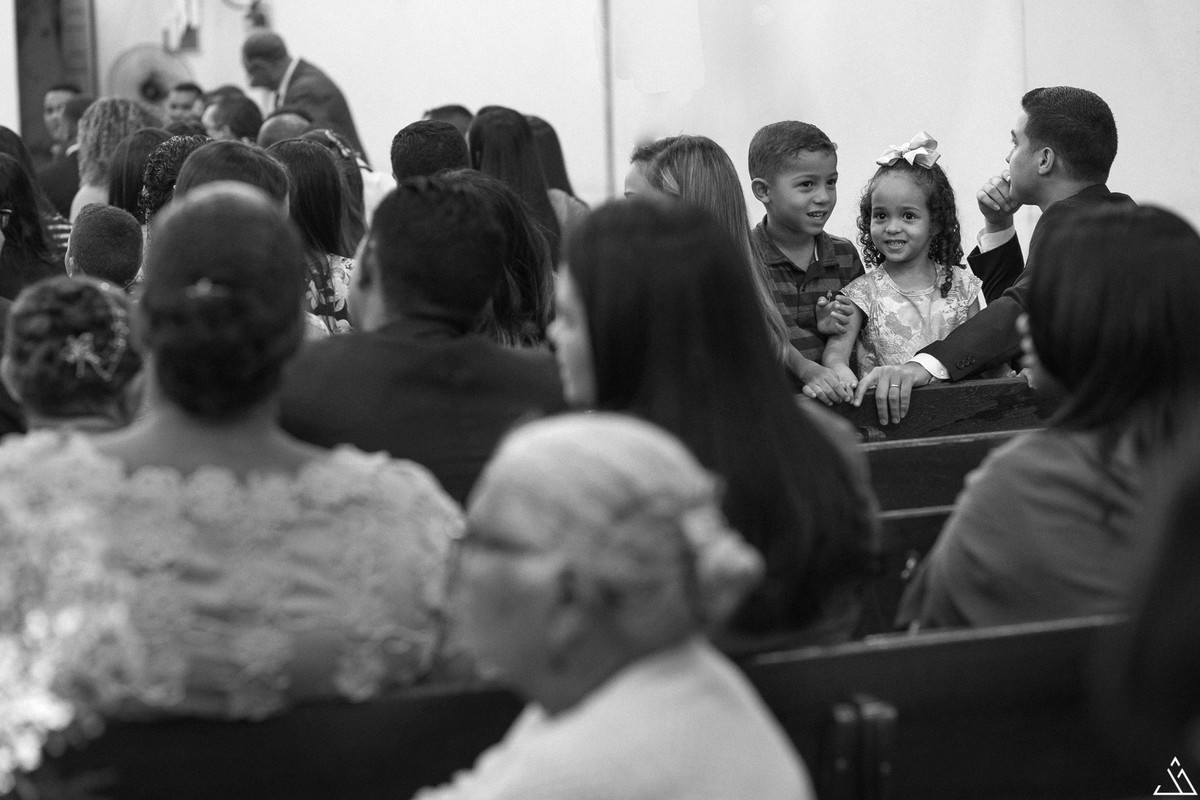 Jesscia Mendes Fotografia. crianças brincando durante a cerimônia de casamento.