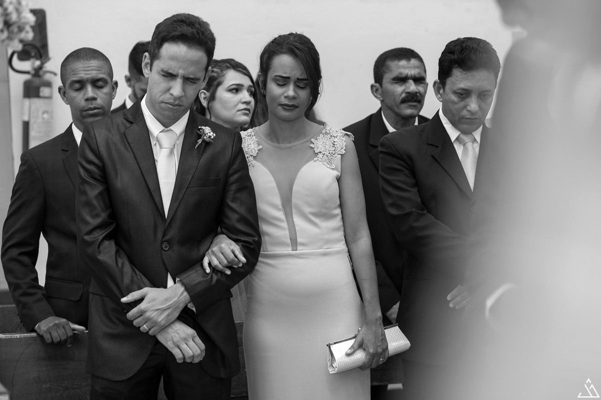 Jesscia Mendes Fotografia. convidados orando durante a cerimônia de casamento.
