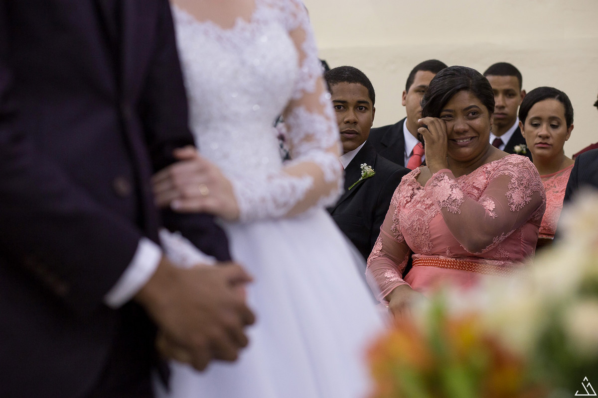 Jesscia Mendes Fotografia. Madrinha chorando de emoção na cerimônia de casamento.