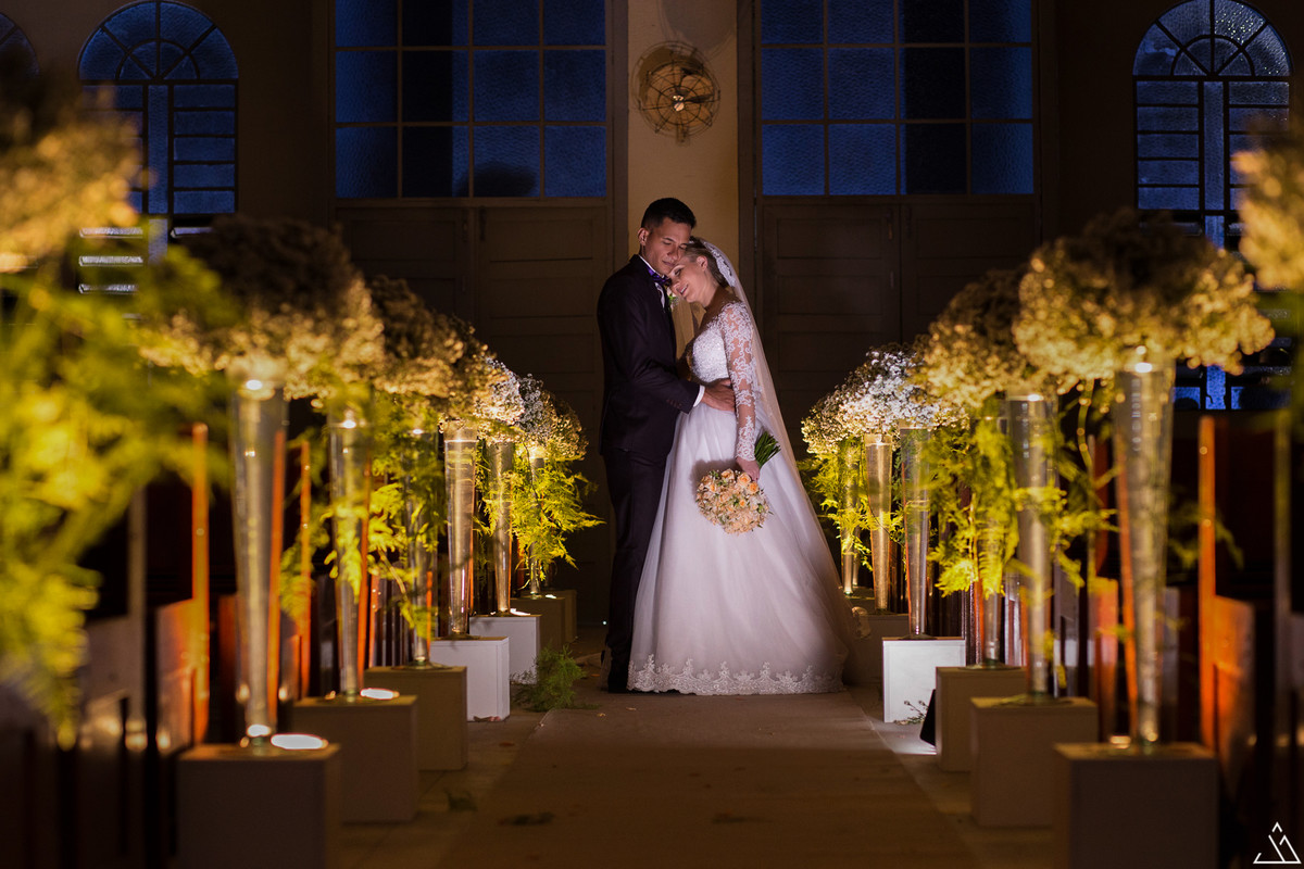 Jesscia Mendes Fotografia. Casal na decoração e iluminação da igreja.