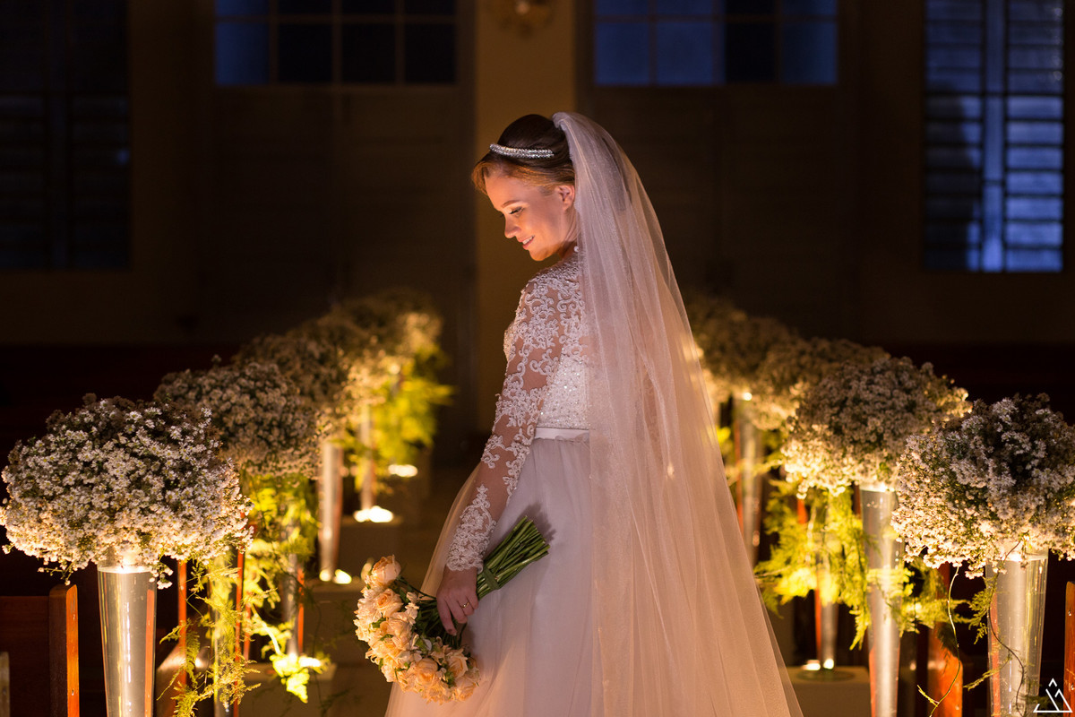 Jesscia Mendes Fotografia. Noiva na decoração e iluminação da igreja.