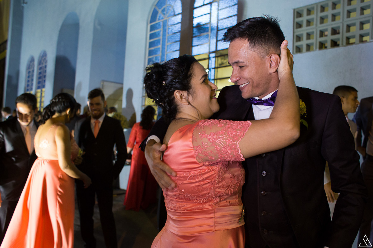 Jesscia Mendes Fotografia. noivo cumprimentando madrinha na porta da igreja.