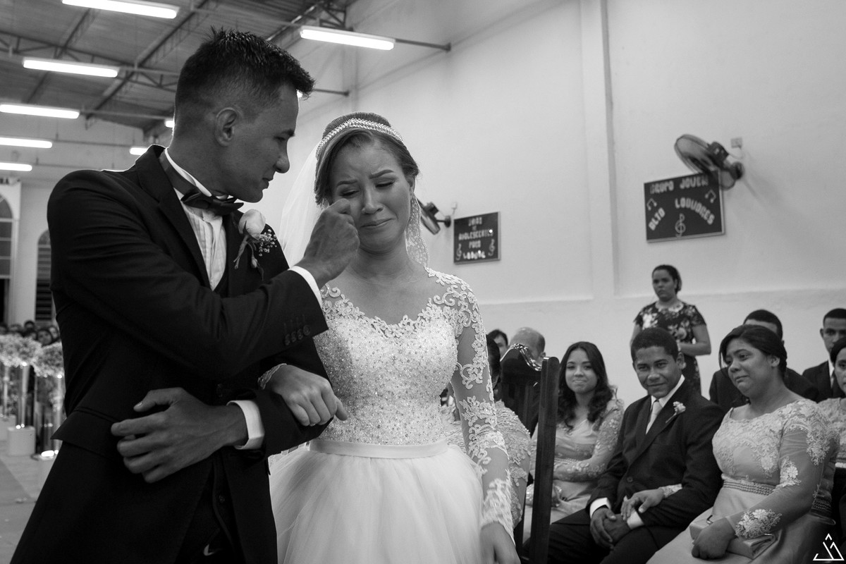 Jesscia Mendes Fotografia. Casal chorando durante cerimônia de casamento. Noivo enxugando lágrima da noiva.