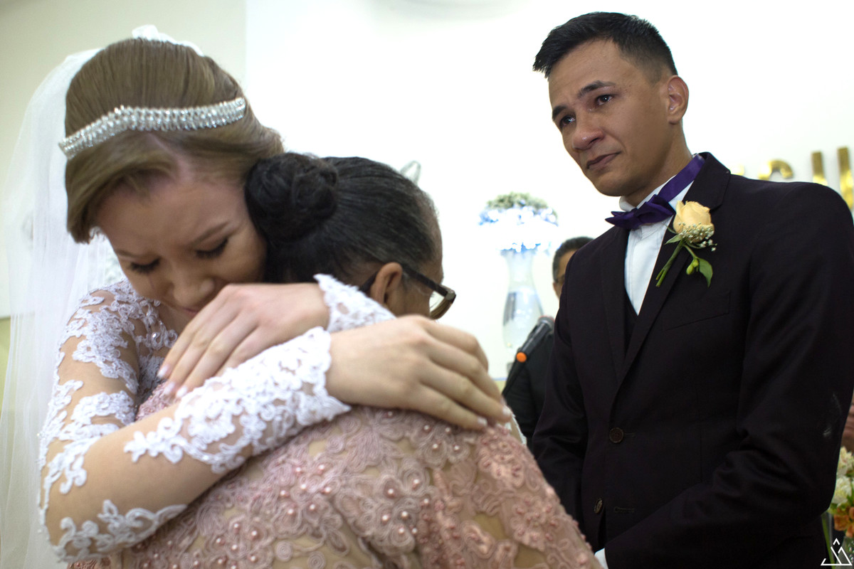 Jesscia Mendes Fotografia. noivos choram ao cumprimentar avó.