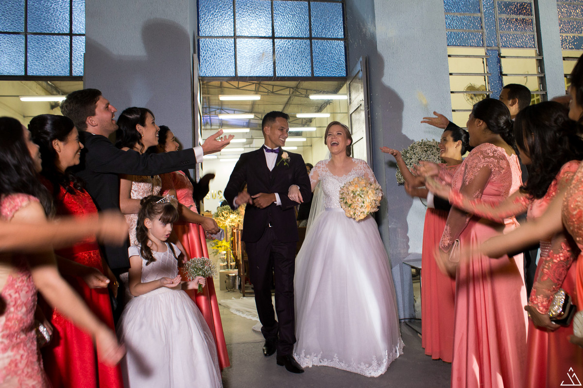 Jesscia Mendes Fotografia. Chuva de arroz na saída da igreja.