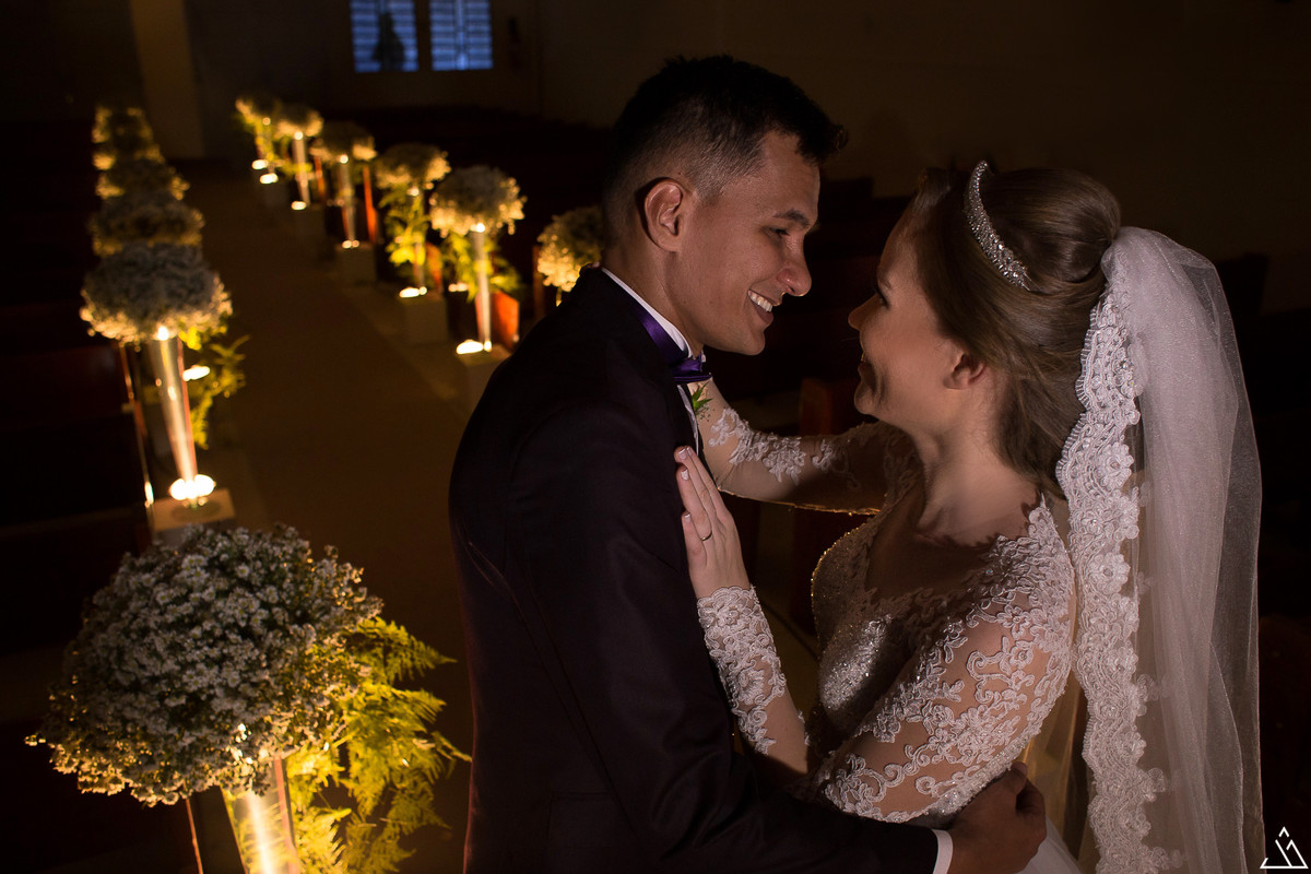Jesscia Mendes Fotografia.  Casal na decoração e iluminação da igreja.