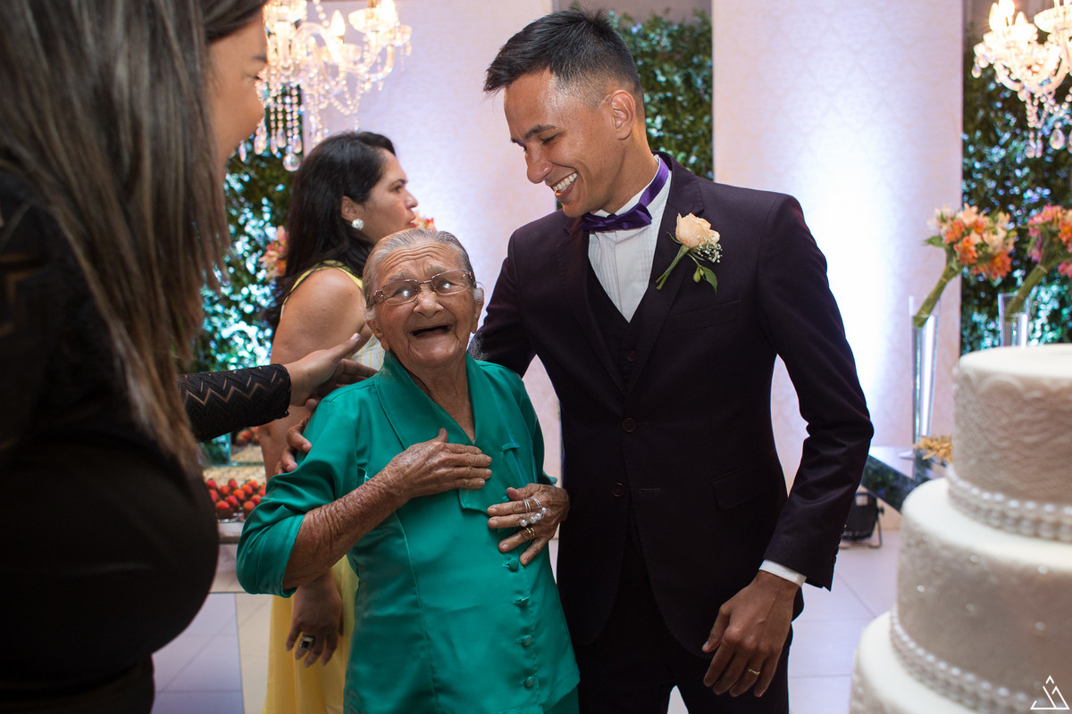 Noivo e sua vó sorrindo na festa de casamento.