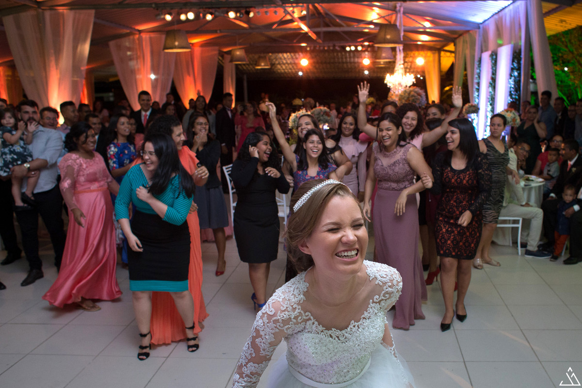 noiva e suas amigas sorrindo.