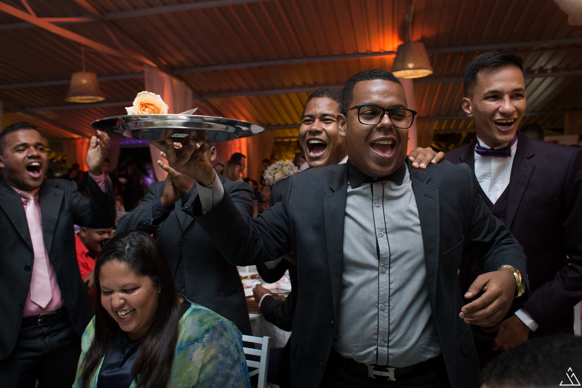 Jesscia Mendes Fotografia. passando a gravata pra recolher dinheiro pra lua de mel dos noivos.