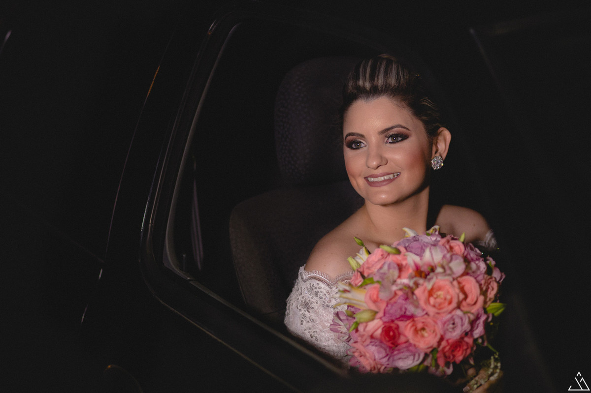 Fotógrafo de casamento em caruaru, recife, pernambuco. Jessica mendes fotografia. Casamento Ithala e Rafael. noiva no carro antes da cerimônia de casamento