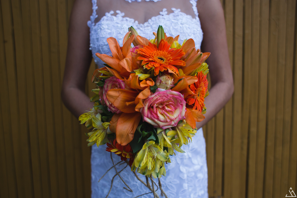 Fotógrafo de casamento. Jessica mendes fotografia. Fotos do casamento de dia. comedoria mulheres de fibra. alto do moura -pe. buquê de noiva.