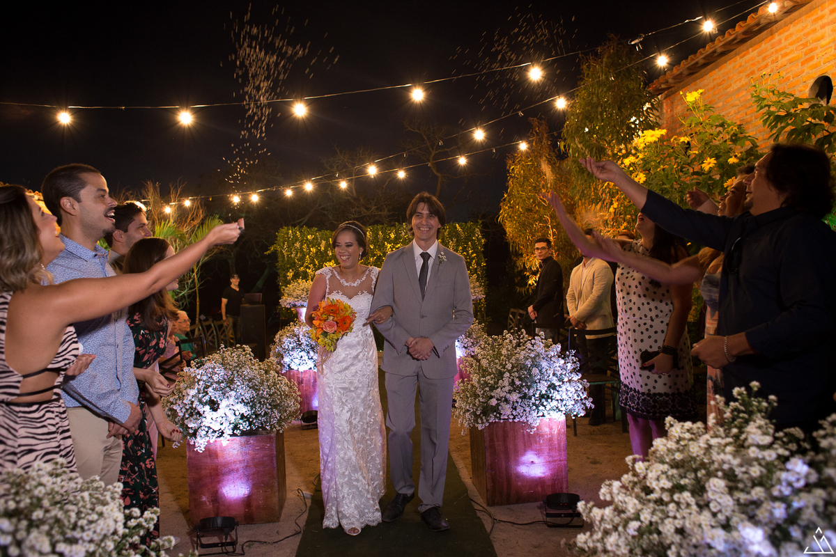 Fotógrafo de casamento. Jessica mendes fotografia. Fotos do casamento de dia. comedoria mulheres de fibra. alto do moura -pe. chuva de arroz no casamento
