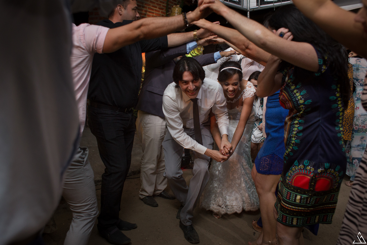 Fotógrafo de casamento. Jessica mendes fotografia. Fotos do casamento de dia. comedoria mulheres de fibra. alto do moura -pe. quadrilha com trio pé de serra na festa de casamento.