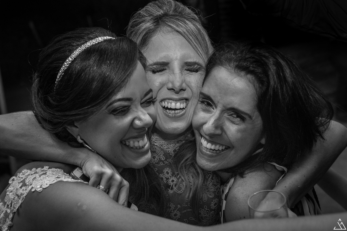 Fotógrafo de casamento. Jessica mendes fotografia. Fotos do casamento de dia. comedoria mulheres de fibra. alto do moura -pe. abraço da noiva com amigas