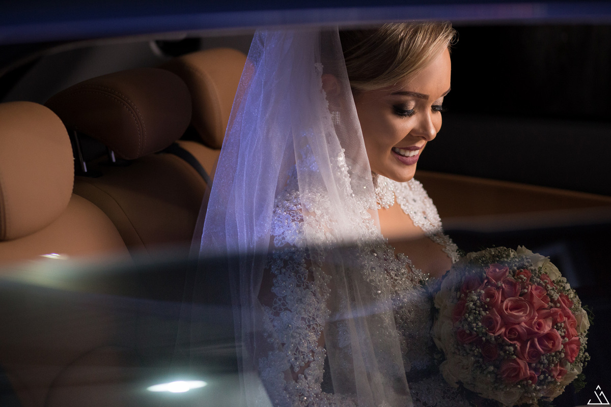 Making of da noiva. Casamento Mayara e Sergio. Jessica Mendes Fotografia. Noiva no carro.