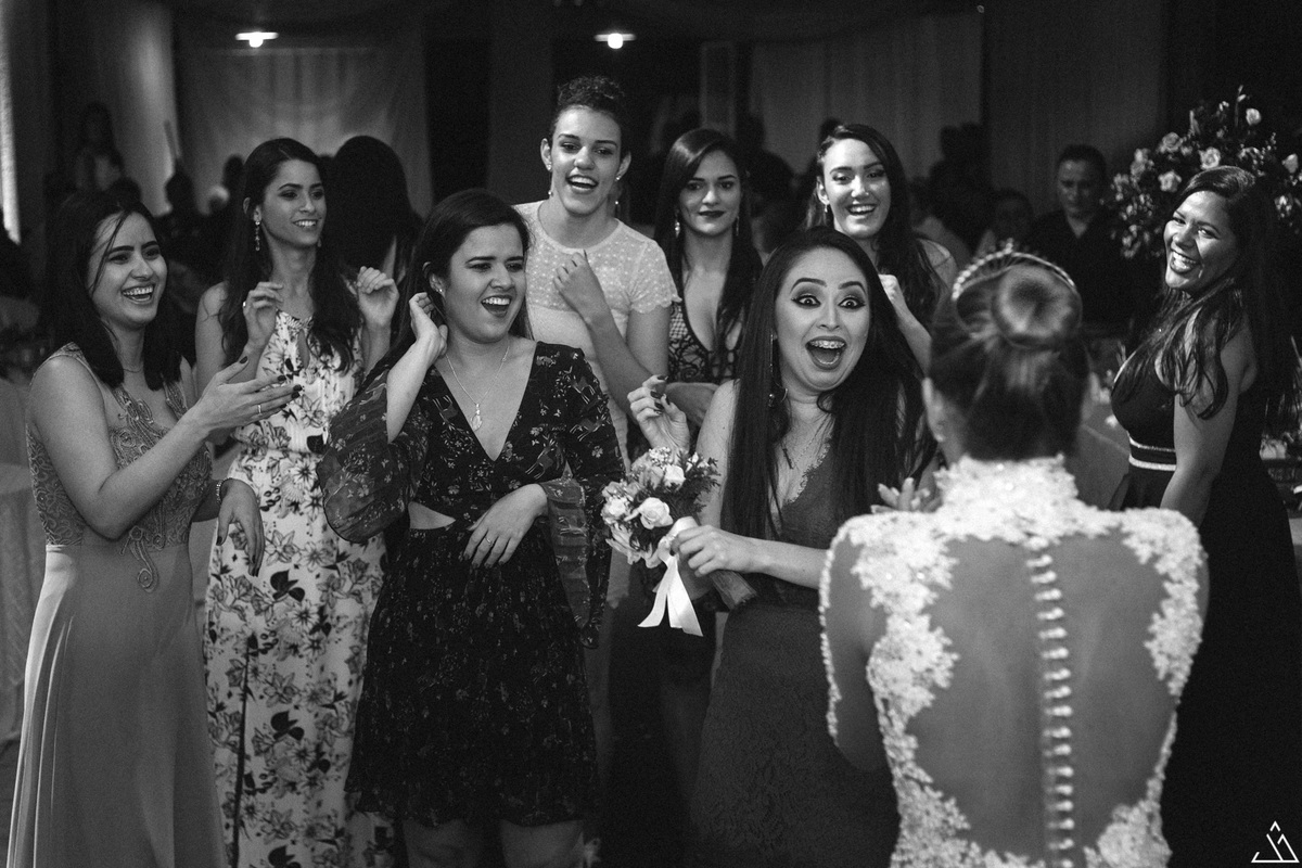 Momento do buquê. Jessica Mendes. Fotógrafa de casamento.