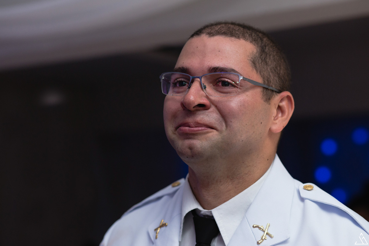 noivo chorando. Cerimônia de casamento.
