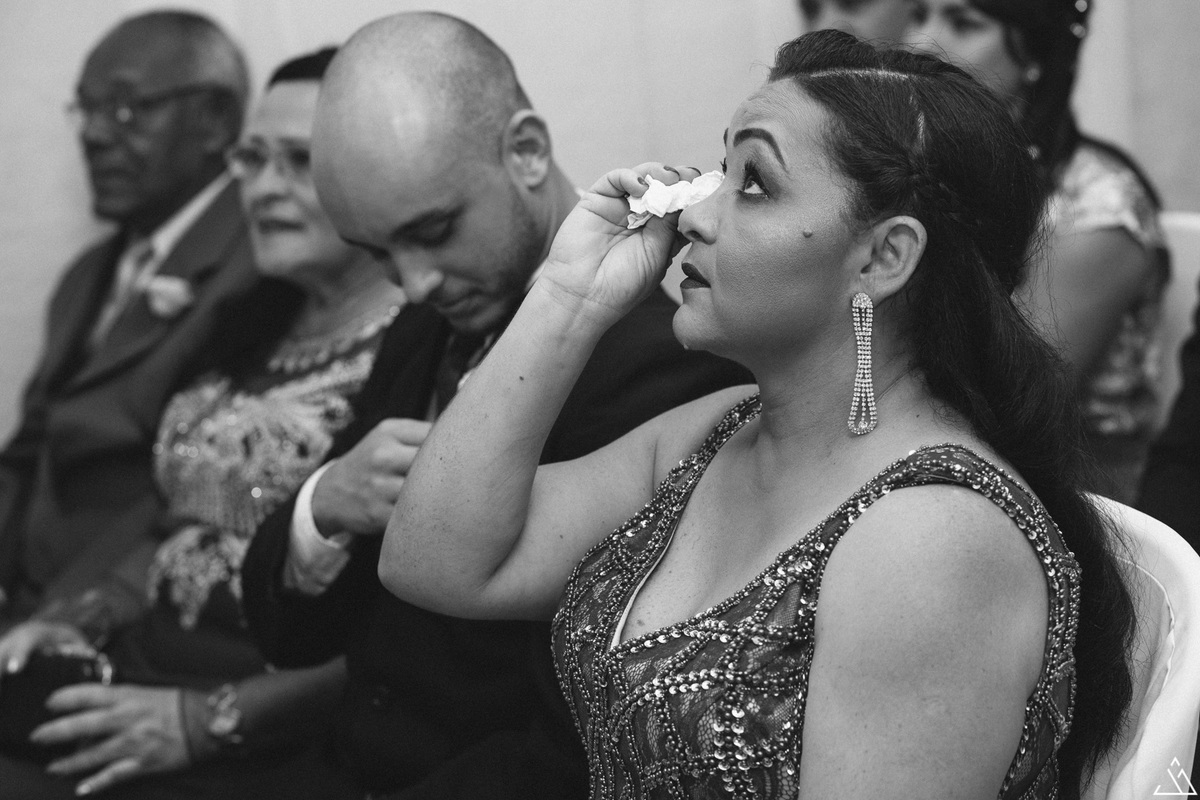 mãe da noiva chorando em cerimônia de casamento. Jessica mendes fotografia