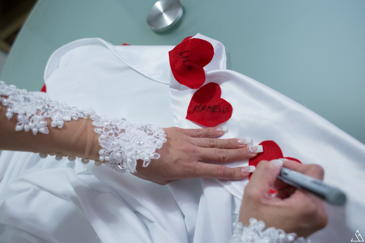 Making of da noiva. Casamento Mayara e Sergio. Jessica Mendes Fotografia. Nome das amigas solteiras na barra do vestido de noiva.