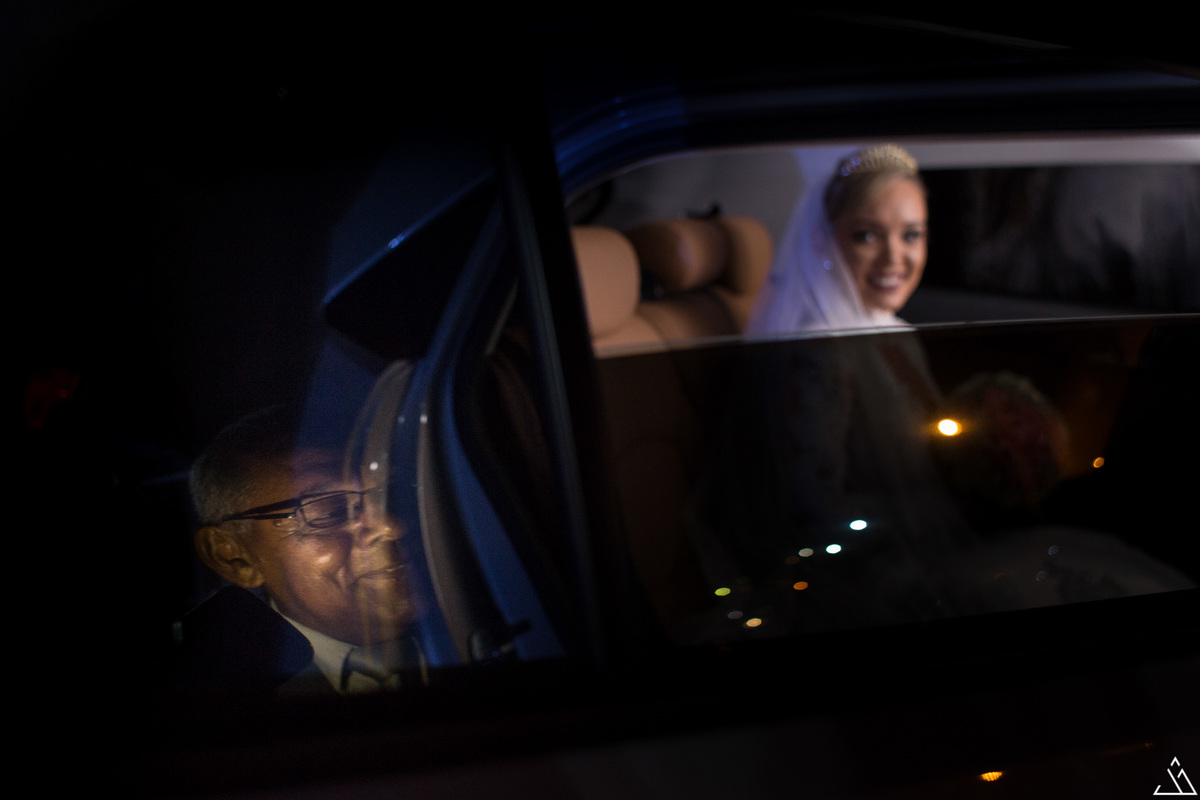 Making of da noiva. Casamento Mayara e Sergio. Jessica Mendes Fotografia. Noiva no carro.