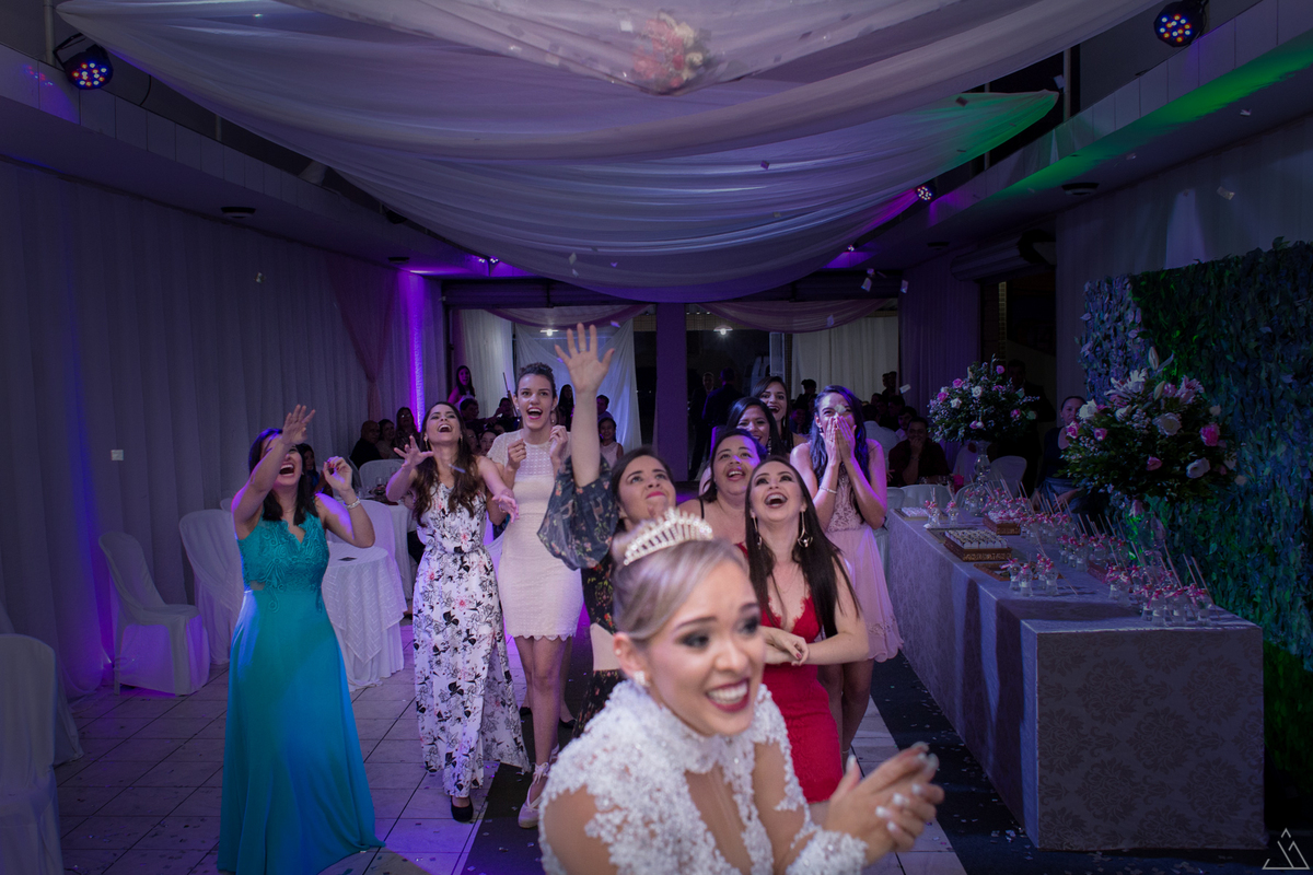 Momento do buquê. Jessica Mendes. Fotógrafa de casamento.