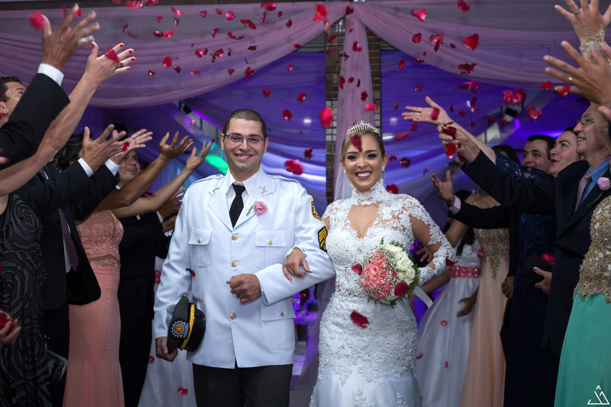 festa de casamento. Jessica mendes fotografia. chuva de pétalas no casamento