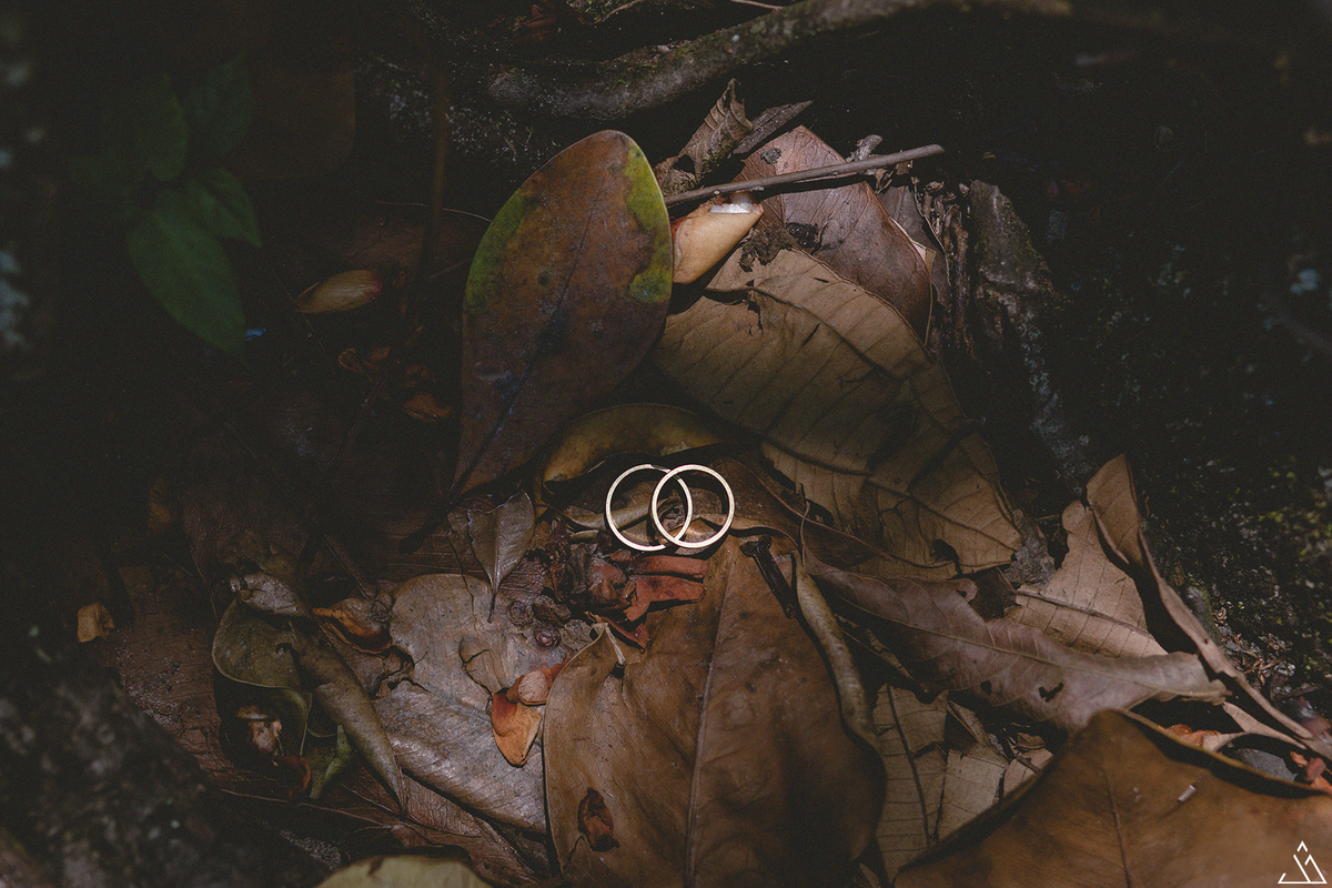 Jessica Mendes fotografia. Ensaio de pré casamento. Fotos do casal Cinthia e Eberthon nas cachoeiras de Bonito - PE. Alianças.