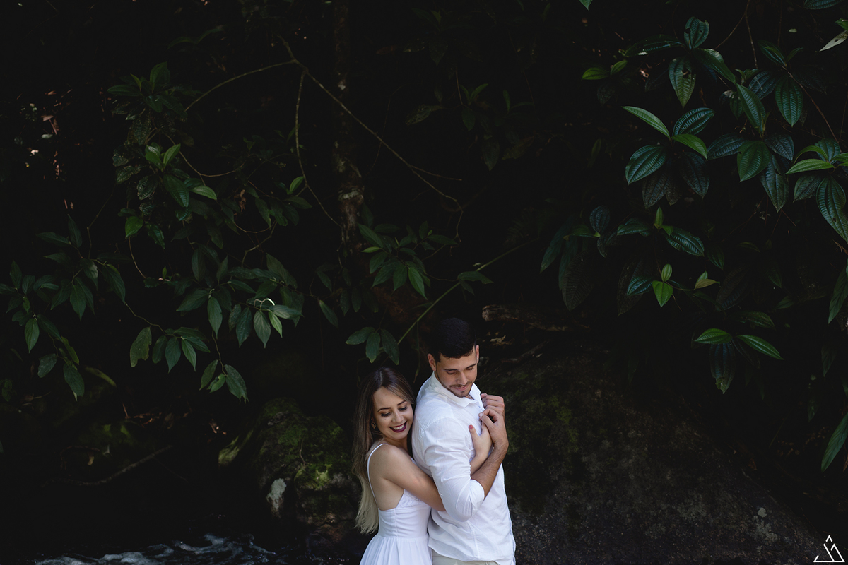 Jessica Mendes fotografia. Ensaio de pré casamento. Fotos do casal Cinthia e Eberthon nas cachoeiras de Bonito - PE. 