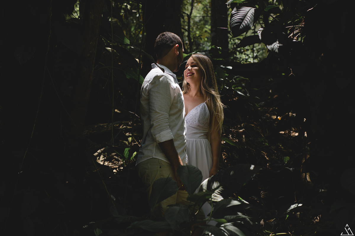 Jessica Mendes fotografia. Ensaio de pré casamento. Fotos do casal Cinthia e Eberthon nas cachoeiras de Bonito - PE. 