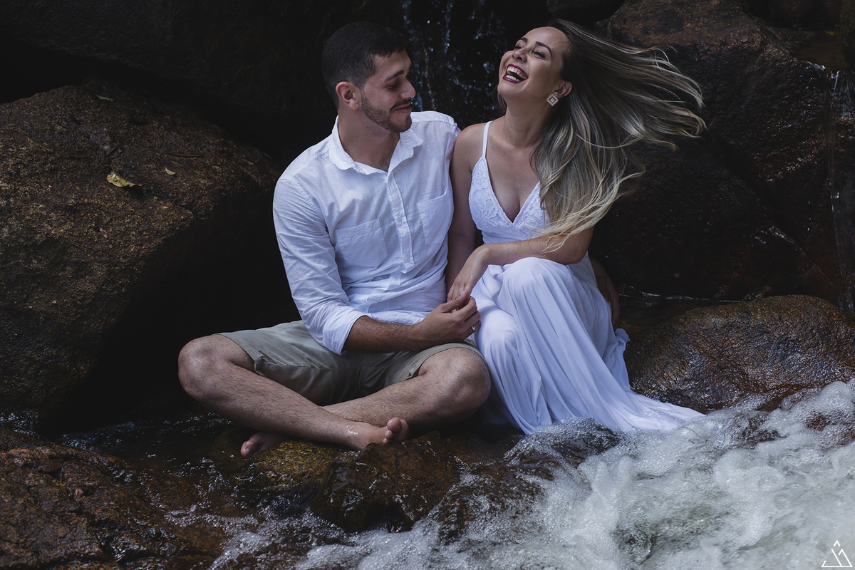 Jessica Mendes fotografia. Ensaio de pré casamento. Fotos do casal Cinthia e Eberthon nas cachoeiras de Bonito - PE. 