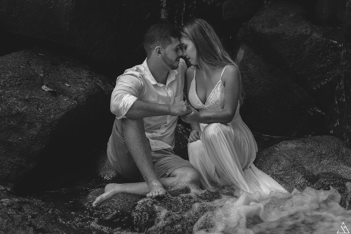 Jessica Mendes fotografia. Ensaio de pré casamento. Fotos do casal Cinthia e Eberthon nas cachoeiras de Bonito - PE. 