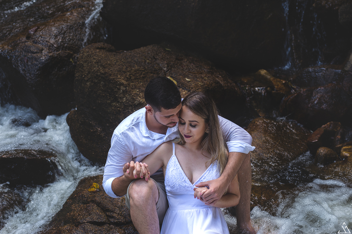 Jessica Mendes fotografia. Ensaio de pré casamento. Fotos do casal Cinthia e Eberthon nas cachoeiras de Bonito - PE. 
