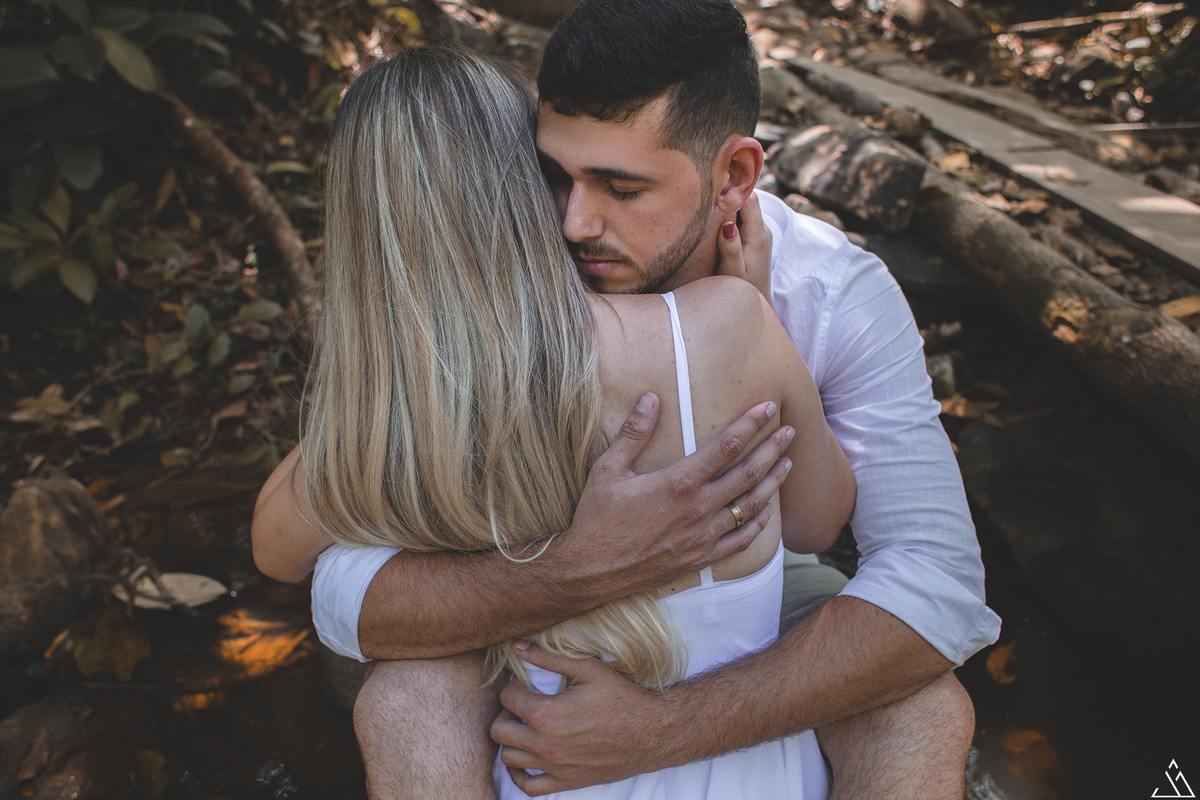 Jessica Mendes fotografia. Ensaio de pré casamento. Fotos do casal Cinthia e Eberthon nas cachoeiras de Bonito - PE. 