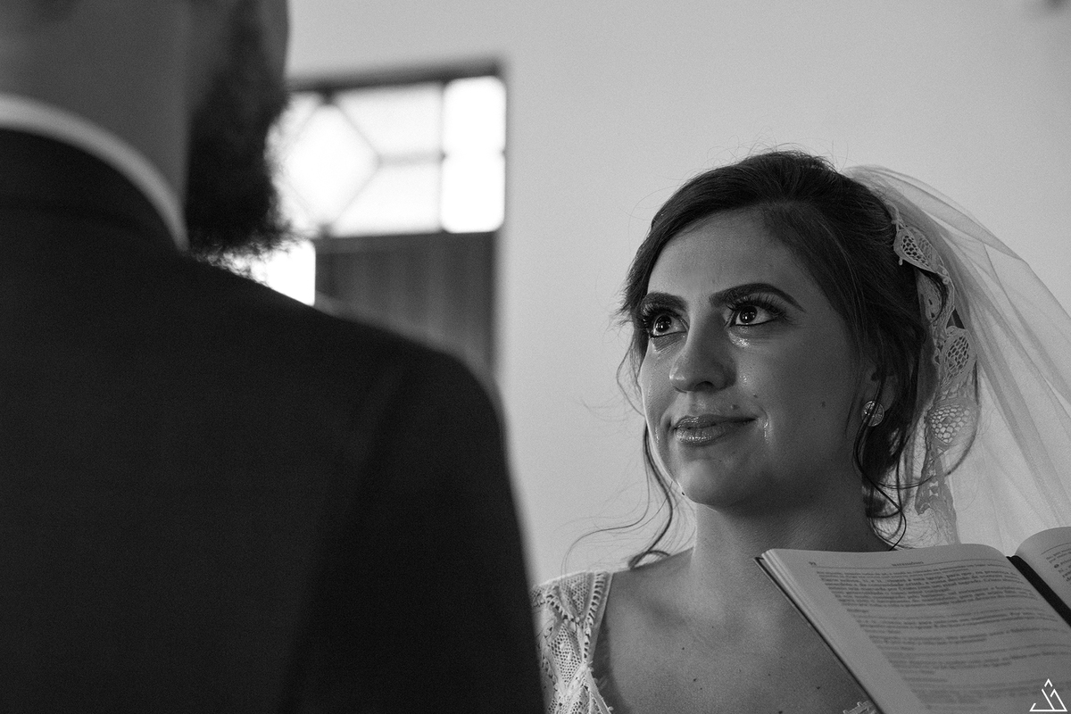 Casamento de dia na igreja católica. Jessica Mendes fotografia de casamento. Noiva chorando 