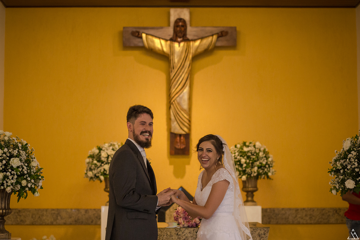 Casamento de dia na igreja católica. Jessica Mendes fotografia de casamento. Noivos sorrindo