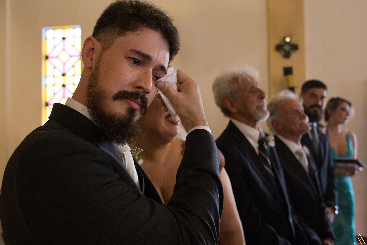 Casamento de dia na igreja católica. Jessica Mendes fotografia de casamento. Noivo chorando 