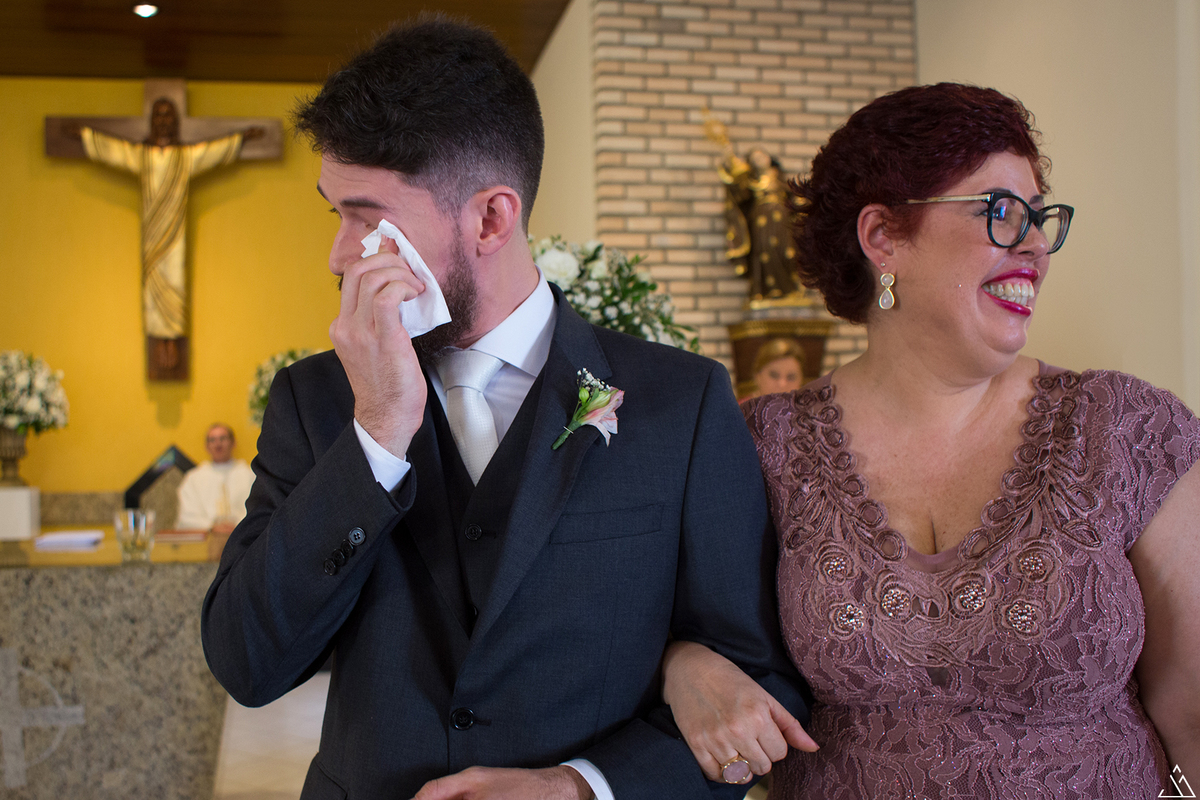 Casamento de dia na igreja católica. Jessica Mendes fotografia de casamento. Noivo chorando 