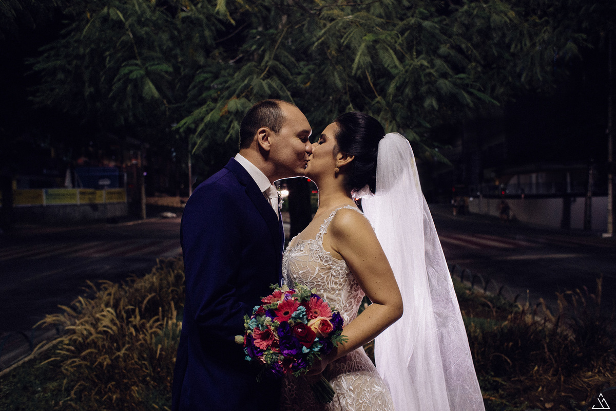 Jessica Mendes fotografia de casamento bárbara e itaguaraci. Fotógrafo de casamento em Pernambuco. Caruaru Recife. Noivos na avenida agamenon magalhães em Caruaru - PE