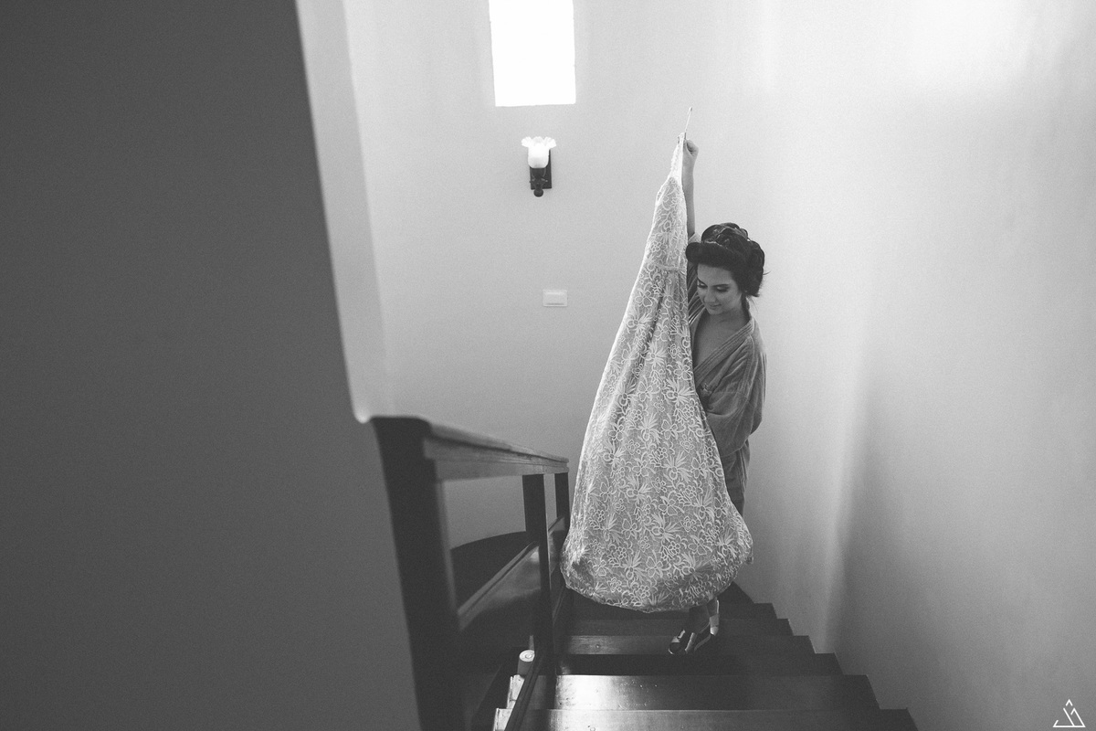 Jessica Mendes fotografia de casamento bárbara e itaguaraci. Fotógrafo de casamento em Pernambuco. Caruaru Recife.  noiva carregando o vestido