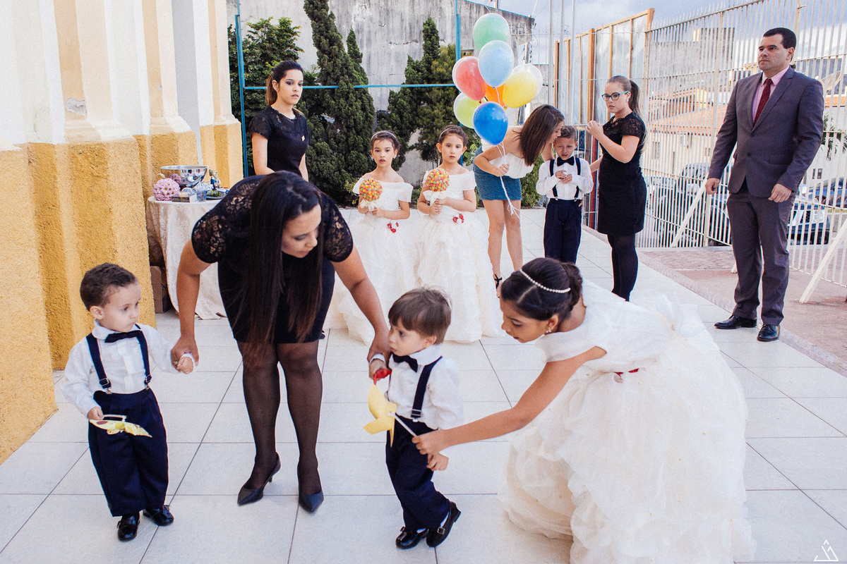 Jessica Mendes fotografia de casamento bárbara e itaguaraci. Fotógrafo de casamento em Pernambuco. Caruaru Recife.  daminhas e pajens do casamento prestes a entrar na igreja