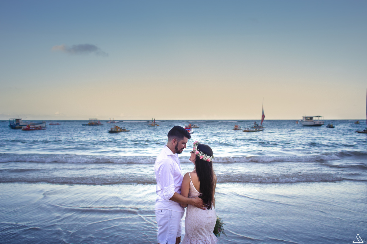 ensaio de pré casameno na praia de Porto de Galinha, Pernambuco. Fotógrafa profissional de casamentos Jessica mendes fotografia faz ensaio na praia com Casal Jordanna e Arnaldo no mês de março. Pre wedding. fotos de casal.