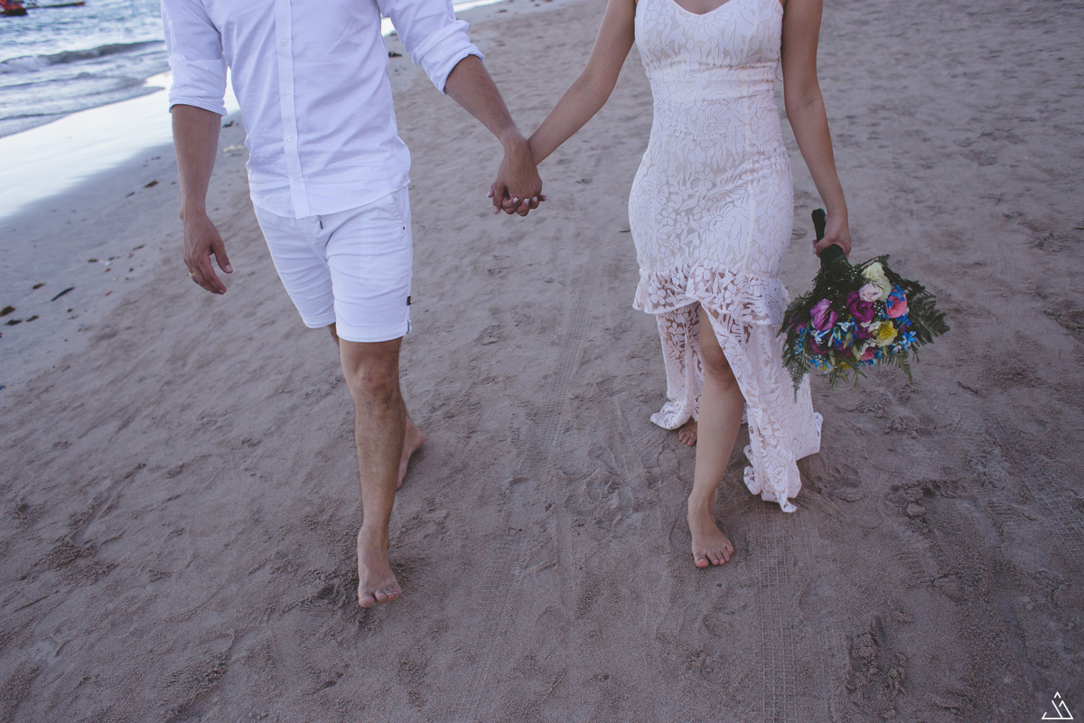 ensaio de pré casameno na praia de Porto de Galinha, Pernambuco. Fotógrafa profissional de casamentos Jessica mendes fotografia faz ensaio na praia com Casal Jordanna e Arnaldo no mês de março. Pre wedding. fotos de casal.