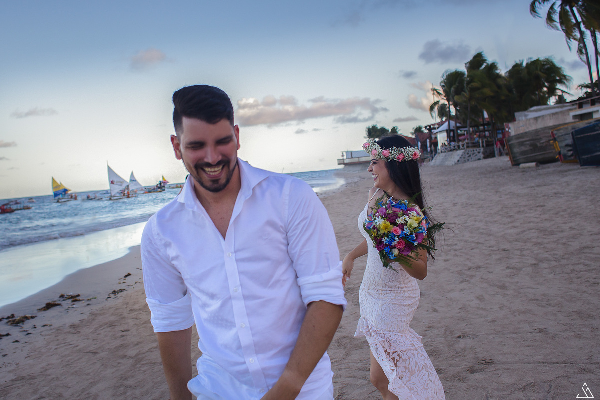 ensaio de pré casameno na praia de Porto de Galinha, Pernambuco. Fotógrafa profissional de casamentos Jessica mendes fotografia faz ensaio na praia com Casal Jordanna e Arnaldo no mês de março. Pre wedding. fotos de casal.