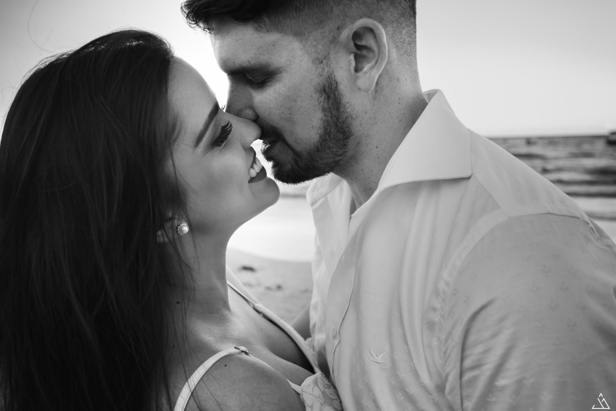 ensaio de pré casameno na praia de Porto de Galinha, Pernambuco. Fotógrafa profissional de casamentos Jessica mendes fotografia faz ensaio na praia com Casal Jordanna e Arnaldo no mês de março. Pre wedding. fotos de casal.