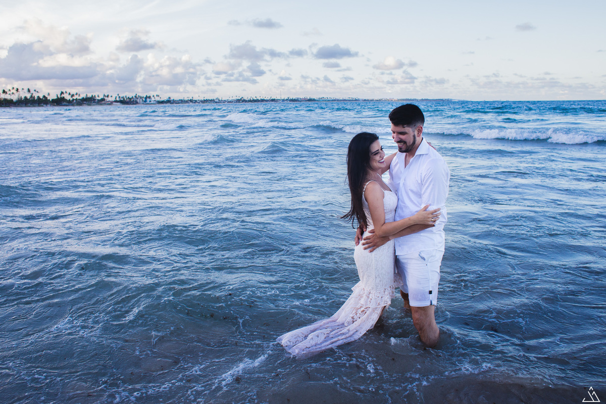 ensaio de pré casameno na praia de Porto de Galinha, Pernambuco. Fotógrafa profissional de casamentos Jessica mendes fotografia faz ensaio na praia com Casal Jordanna e Arnaldo no mês de março. Pre wedding. fotos de casal.